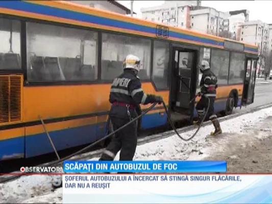 Autobuz din Iaşi plin cu călători, în flăcări