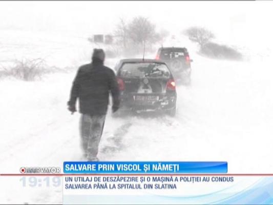 Prima zăpadă din an:  Zeci de ambulanţe au rămas blocate în nămeţi