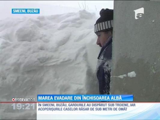 În satele din Moldova, oamenii taie nămeţii cu drujba, ca să iasă din case