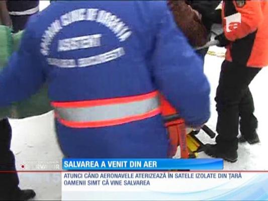 Salvarea oamenilor izolaţi de zăpezi vine din aer. Peste 60 de oameni au fost aduşi la sol