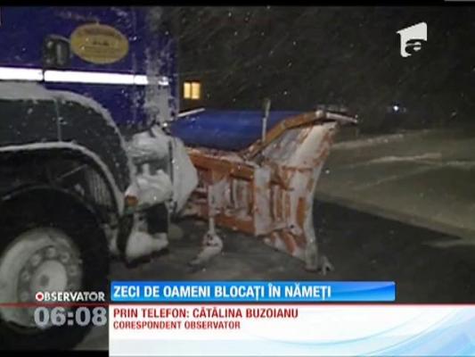 Zeci de oameni sunt blocaţi în nămeţi, in județul Constanta
