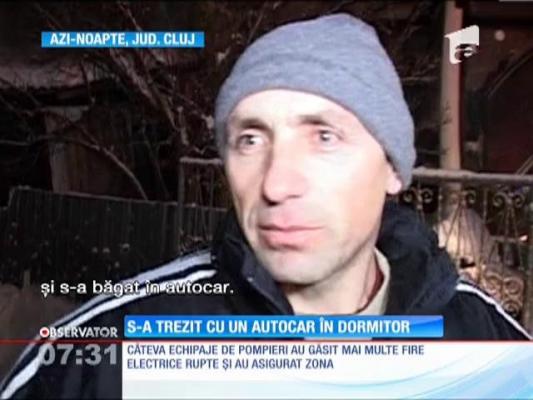 S-a trezit cu un autocar peste el în pat, în dormitor