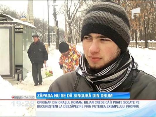 Puterea EXEMPLULUI. A ieșit cu lopata în stradă ca să deszăpezească trotuarele