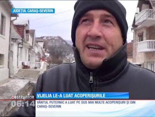 Cod galben de pericol. Vântul a luat pe sus acoperișuri în Caraş-Severin