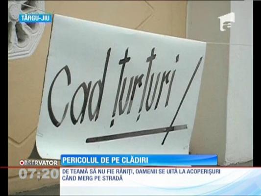 Iarna a transformat străzile în câmpuri minate! Mii de ţurţuri stau ameninţător deasupra pietonilor