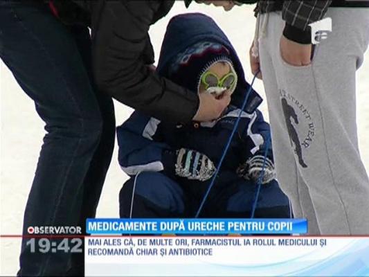 Părinţii dau medicamente după ureche pentru copiii lor