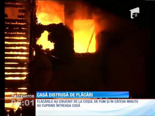 Casă distrusă de flăcări