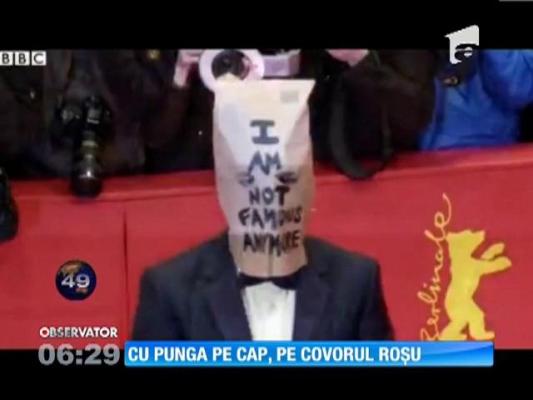 Un actor celebru a apărut cu punga pe cap la festivalul de la Berlin