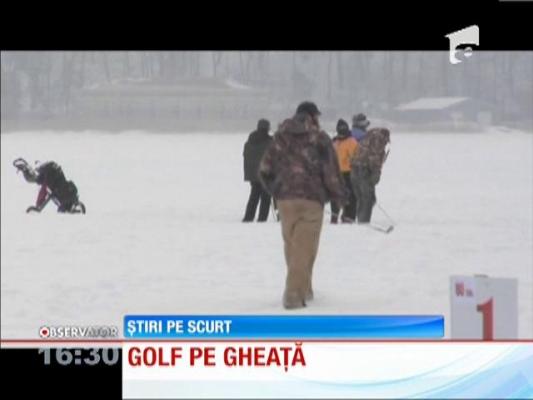 Americanii, tot mai prietenoşi cu iarna! Au jucat golf pe un lac îngheţat, în scop caritabil