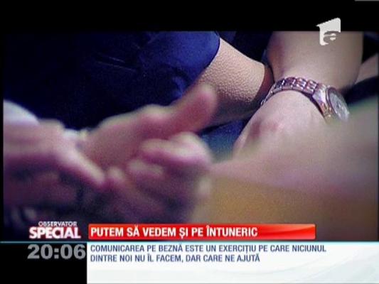 Special! Comunicarea pe beznă, exerciţiu pentru a spori încrederea de sine