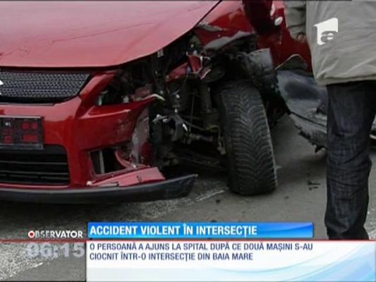 Două maşini s-au ciocnit violent într-o intersecţie din Baia Mare