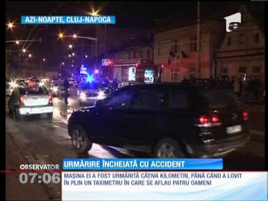 O tânără care s-a urcat băută la volan a lovit un taxi în timp ce încerca să scape de poliţie