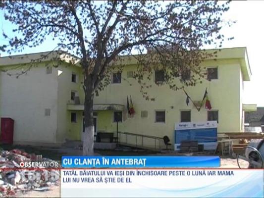 Un adolescent din Arad a ajuns la spital cu o clanţă înfiptă în antebraţ