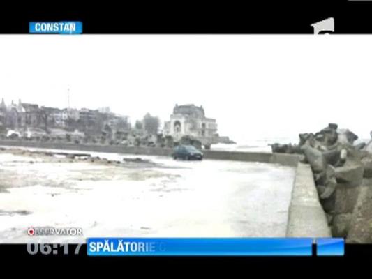 Unii şoferi din Constanţa îşi spală maşinile gratis, la malul mării