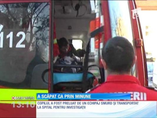 Un băieţel de patru ani a căzut în gol de la etajul patru!