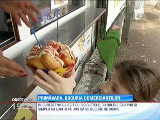 Vremea caldă i-a scos pe bucureşteni din casă și le-a umplut buzunarele comercianților