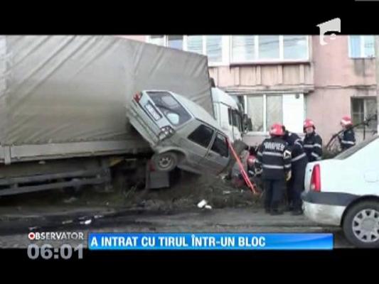 Un TIR scăpat de sub control a semănat groază pe un drum din Reşiţa