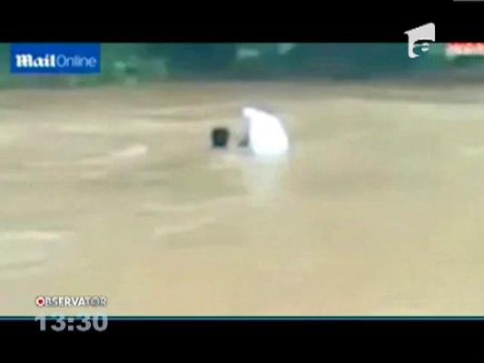 Vietnam: Copiii sunt puşi într-un sac de plastic pentru a ajunge la şcoală