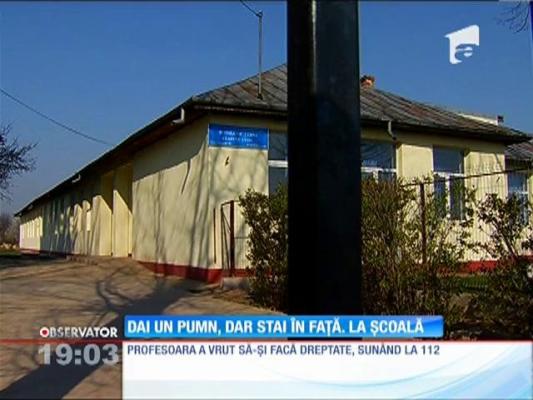 IMAGINI ȘOCANTE! Profesoară batută de elevi pentru că și ea îi bătea!