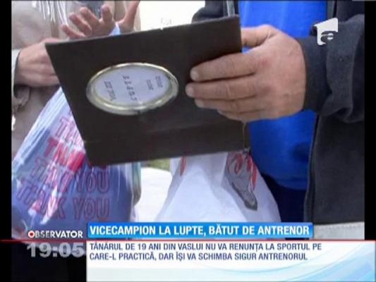 Vicecampion la lupte, bătut cu pumnii şi picioarele de antrenor
