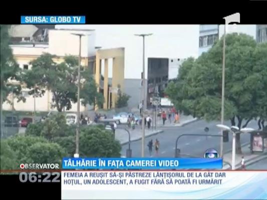 Socant! O femeie a fost atacată de un hoţ chiar în faţa camerei