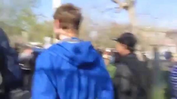 TAB-urile ucrainene au dezertat! Militarii s-au alăturat separatiştilor şi au arborat drapelul Rusiei