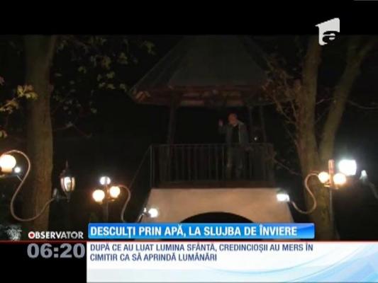 Desculţi prin apă, la slujba de Înviere