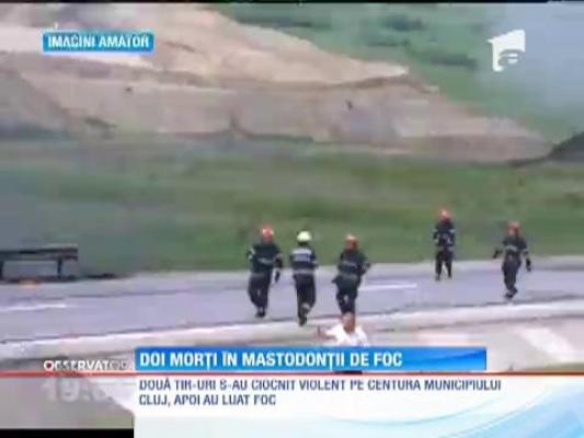 Doi oameni au ars de vii pe centura Clujului! TIR-urile pe care le conduceau s-au ciocnit violent