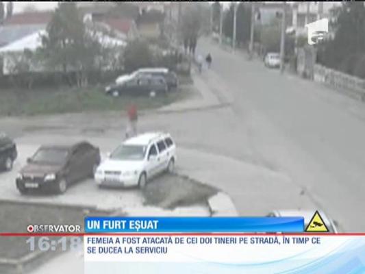 Tâlhărie în plină stradă surprinsă de camerele de supraveghere