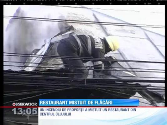 Un incendiu de proporţii a mistuit azi-noapte un restaurant din centrul Clujului