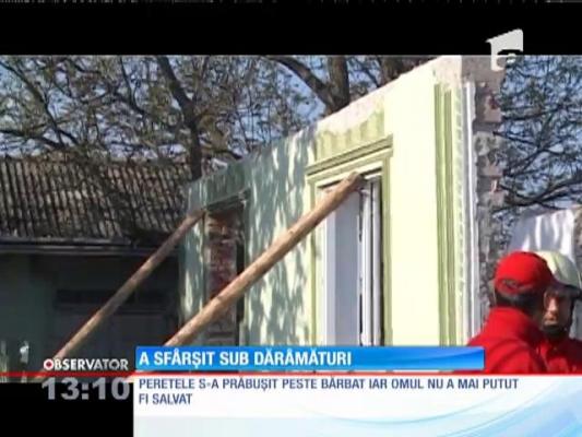 Un bărbat a sfârșit sub dărămăturile unei case