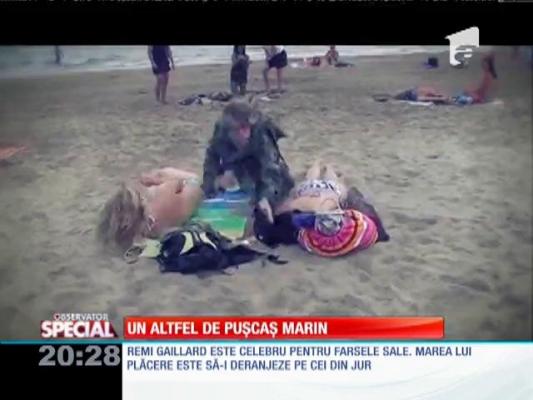 Special! Un ”pușcaș marin” a luat cu asalt o plajă plină de turiști