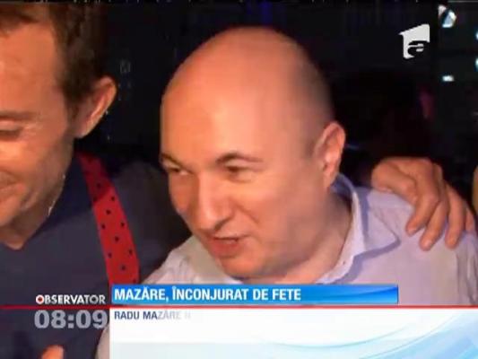 Radu Mazăre, înconjurat de domnişoare în club