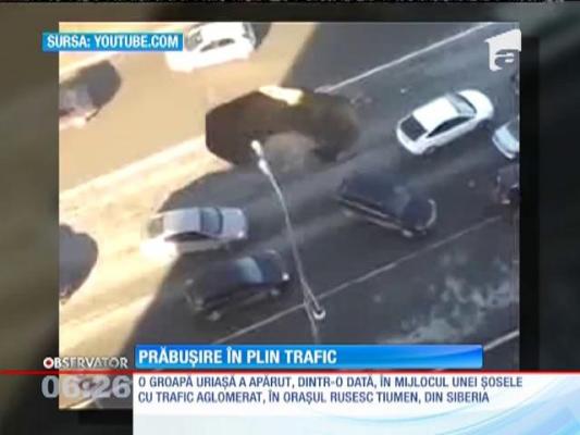 Un crater s-a format din senin pe o şosea din oraşul rusesc Tiumen