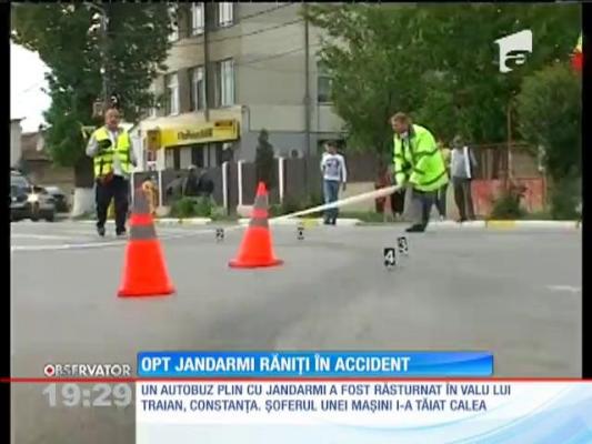 Autobuz plin cu jandarmi, implicat într-un accident rutier. 9  oameni au fost răniţi