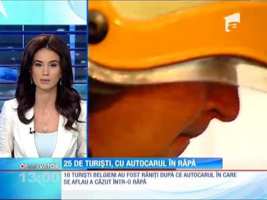 Un autocar plin cu pasageri s-a răsturnat