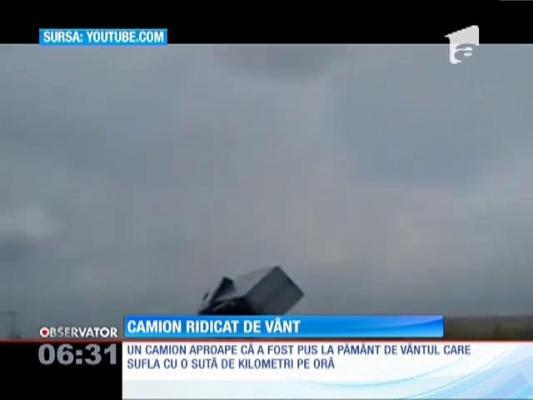 Imagini terifiante în SUA! Un camion aproape că a fost pus la pământ de o rafală de vânt