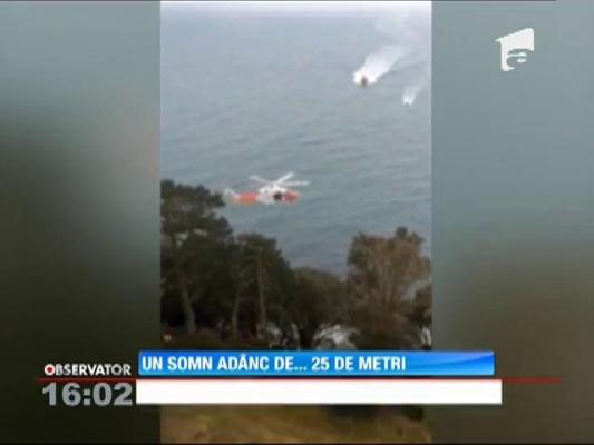 Un român s-a culcat pe nişte stânci, la 25 de metri deasupra unui golf