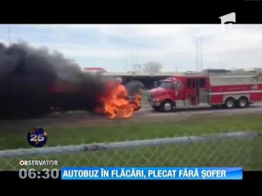 Un autobuz şcolar cuprins de flăcări a pornit de unul singur
