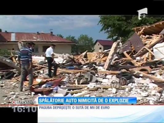 O spălătorie auto din Suceava a fost distrusă de o explozie