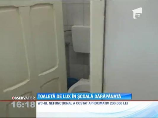 Școala cade, toaleta e de lux!
