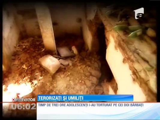 Şocant! Doi adolescenţi au torturat şi umilit doi oameni ai străzii