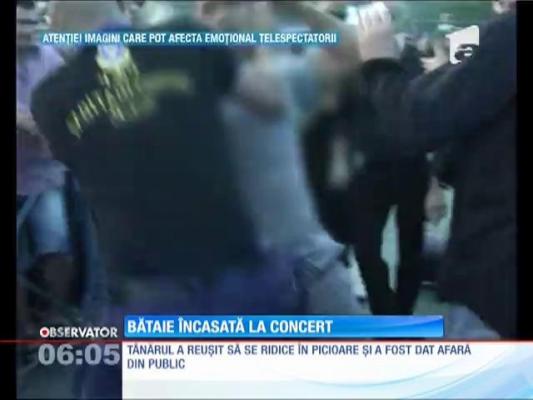 IMAGINI ŞOCANTE! Un spectator a fost bătut crunt de câţiva agenţi de pază la un concert