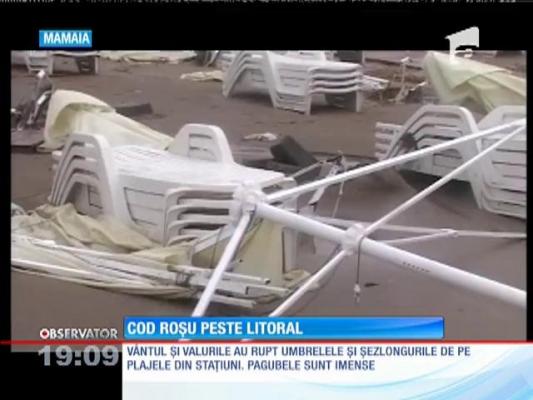 Furtună pe litoral! Marea a înghiţit plajele