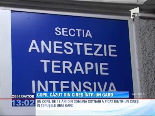 Un copil a căzut din cireş în ţepuşele unui gard