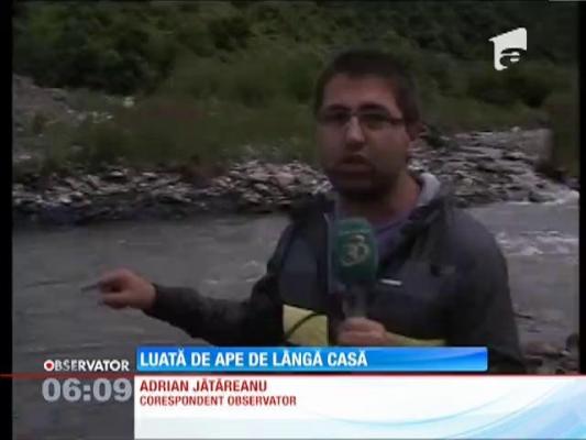 O fetiţă de doi ani a murit înecată într-un râu care trece pe lângă casa ei