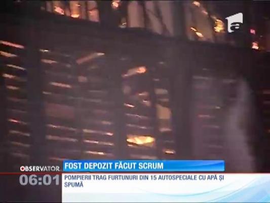 Incendiu în Bucureşti! Un depozit dezafectat a ars violent