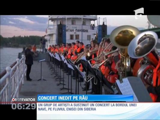 Concert pe o navă din Siberia!