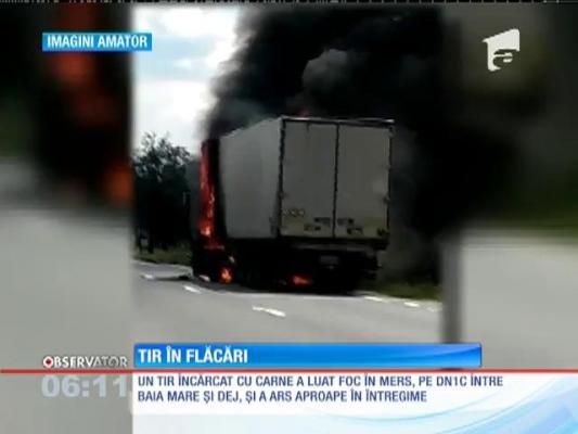 Un TIR a luat foc pe un drum naţional