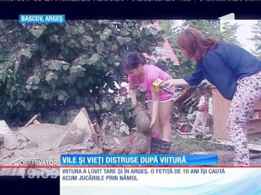 Zeci de oameni se tem să mai stea în casele erodate de ape